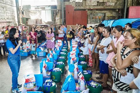 Malabon mayor brings help to flood victims .
